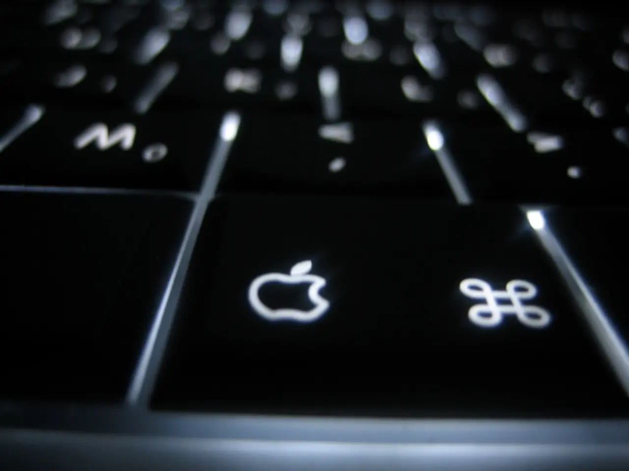 Compact and Fashionable Gaming Keyboard Analysis: Logitech G515 Lightspeed TKL - A striking gaming...