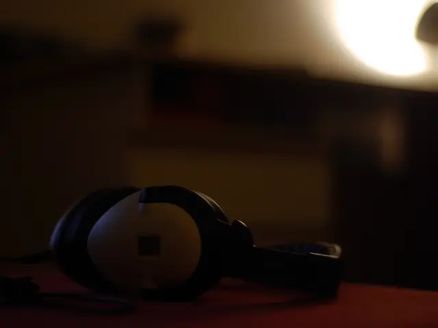 Headphones Produced by WYZE: Do They Include a Microphone? Examining Features and Advantages